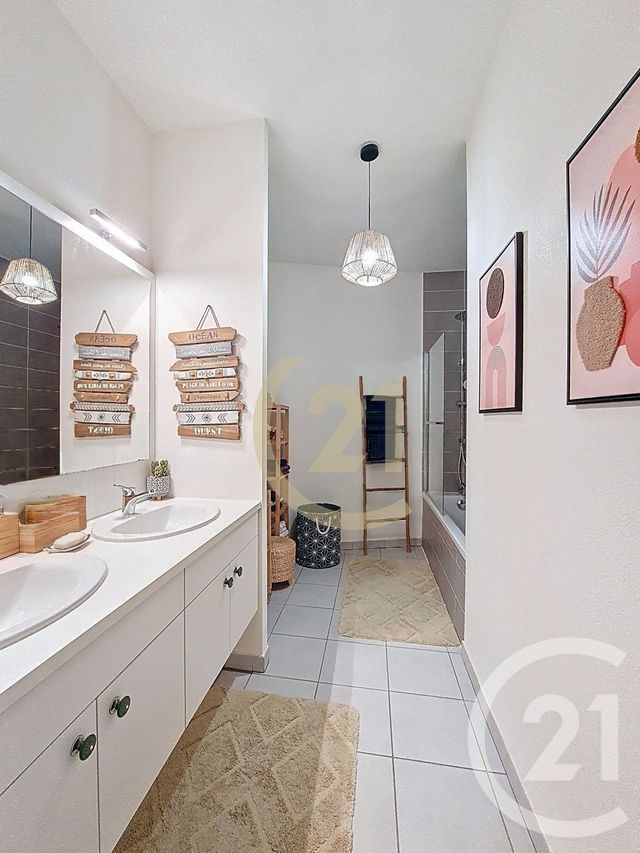 Appartement F4 à vendre - 4 pièces - 85.6 m2 - ST JEAN DE VEDAS - 34 - LANGUEDOC-ROUSSILLON - Century 21 Védas Immo