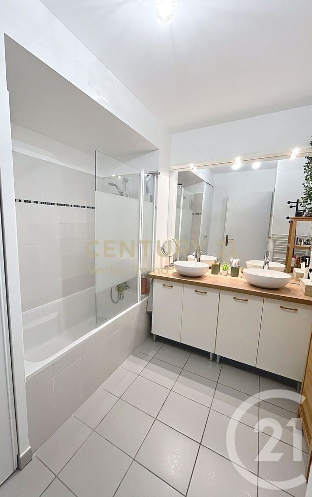 Afficher la photo en grand Appartement F3 à vendre - 3 pièces - 74.35 m2 - JUVIGNAC - 34 - LANGUEDOC-ROUSSILLON - Century 21 Védas Immo