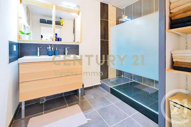 Appartement F3 à louer - 3 pièces - 62.11 m2 - ST JEAN DE VEDAS - 34 - LANGUEDOC-ROUSSILLON - Century 21 Védas Immo