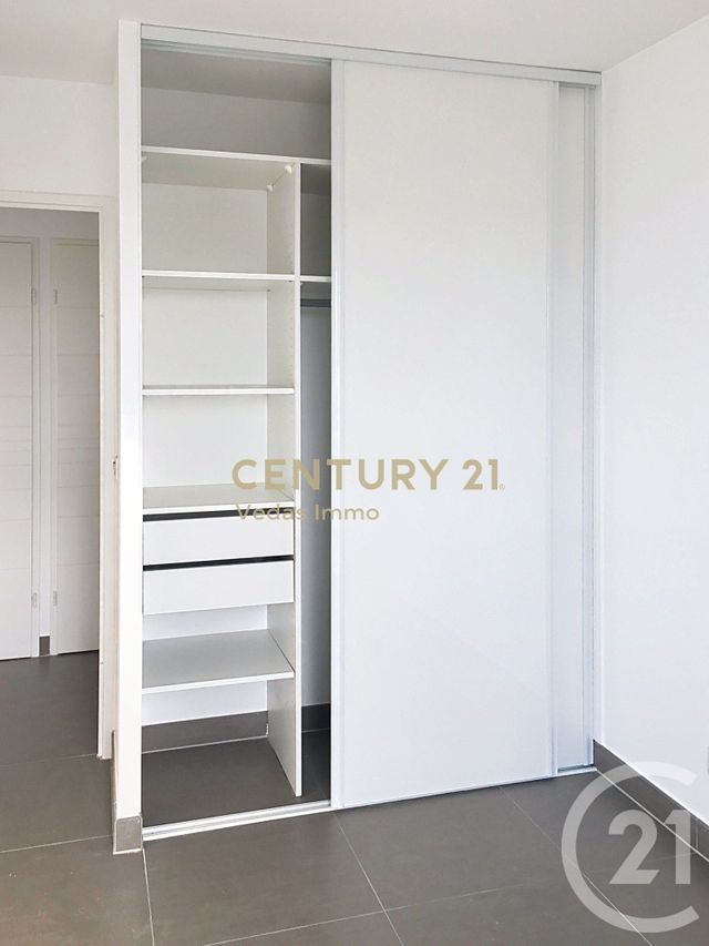Appartement F3 à louer - 3 pièces - 64.9 m2 - ST JEAN DE VEDAS - 34 - LANGUEDOC-ROUSSILLON - Century 21 Védas Immo